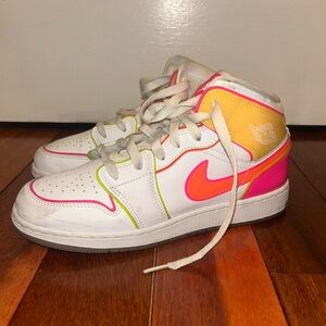 Air Jordan 1 Mid Edge Glow size 7Y
